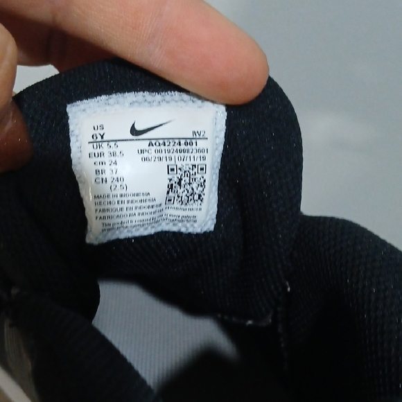 Nike Kids Black and White Sneakers, Gentle Used, Sz 6 , No Box - Picture 7 of 7